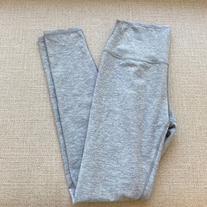 alo yoga light grey leggings